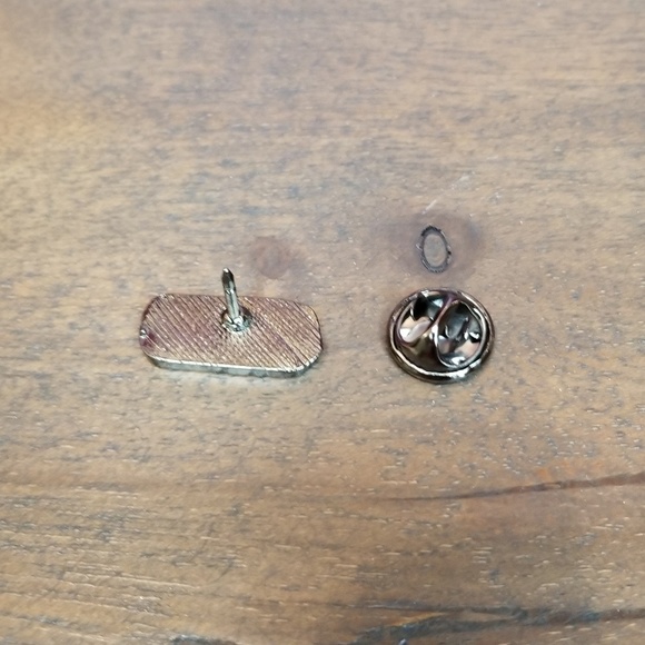 Relax Chill Pill silver and white enamel pin - Picture 4 of 5